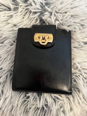 SALVATORE FERRAGAMO Leather Wallet Gold Gancini Closure Italy Bifold Card Case